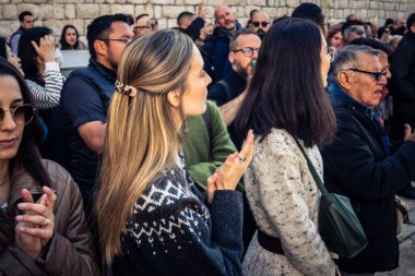 Beytüllahim, Batı Şeria, 25 Aralık 2025. İsa 'ya tapanların yakın çekimleri, İsa' nın Doğumu Kilisesi 'nin önünde rahipler tarafından verilen açık hava konserinde kendilerini adamış bir şekilde şarkı söylemeleri..