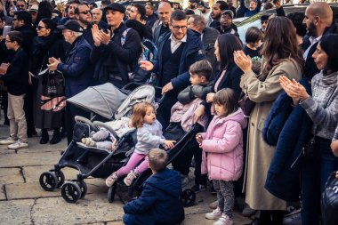 Beytüllahim, Batı Şeria, 25 Aralık 2025. İsa 'ya tapanların yakın çekimleri, İsa' nın Doğumu Kilisesi 'nin önünde rahipler tarafından verilen açık hava konserinde kendilerini adamış bir şekilde şarkı söylemeleri..