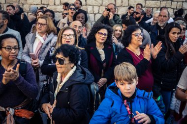 Beytüllahim, Batı Şeria, 25 Aralık 2025. İsa 'ya tapanların yakın çekimleri, İsa' nın Doğumu Kilisesi 'nin önünde rahipler tarafından verilen açık hava konserinde kendilerini adamış bir şekilde şarkı söylemeleri..