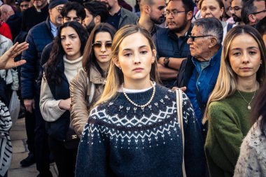 Beytüllahim, Batı Şeria, 25 Aralık 2025. İsa 'ya tapanların yakın çekimleri, İsa' nın Doğumu Kilisesi 'nin önünde rahipler tarafından verilen açık hava konserinde kendilerini adamış bir şekilde şarkı söylemeleri..