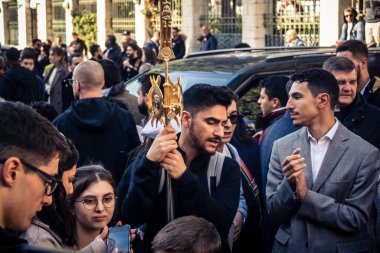 Beytüllahim, Batı Şeria, 25 Aralık 2025. İsa 'ya tapanların yakın çekimleri, İsa' nın Doğumu Kilisesi 'nin önünde rahipler tarafından verilen açık hava konserinde kendilerini adamış bir şekilde şarkı söylemeleri..