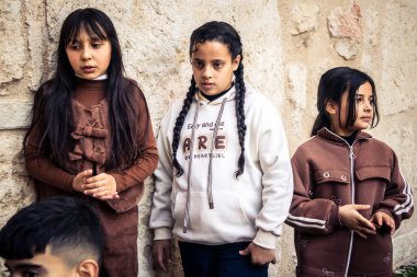 Beytüllahim, Batı Şeria, 25 Aralık 2025. İsa 'ya tapanların yakın çekimleri, İsa' nın Doğumu Kilisesi 'nin önünde rahipler tarafından verilen açık hava konserinde kendilerini adamış bir şekilde şarkı söylemeleri..