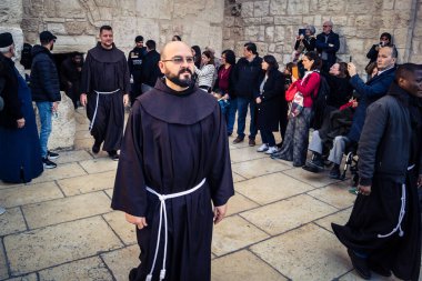 Beytüllahim, Batı Şeria, 25 Aralık 2025 Fransisken rahipler Noel kutlamalarından sonra Kardinal Pizzaballa 'nın gidişini kutlamak için İsa' nın Doğumu Kilisesi önünde onur kıtası oluşturdular..