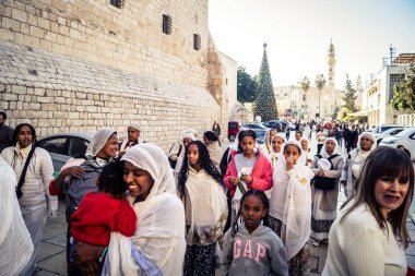 25 Aralık 2025 'te Beytüllahim, Batı Şeria' da Aziz Catherine Kilisesi 'nde toplanan hacılar İsa' nın doğumu kilisesinin yanındaki ibadete ve ilahilere katıldılar..