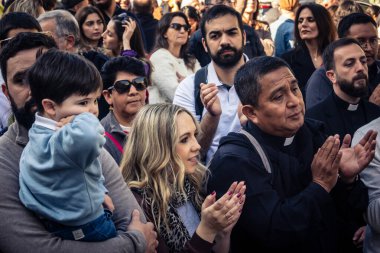 Beytüllahim, Batı Şeria, 25 Aralık 2025 Hristiyan rahipler İsa 'nın Doğumu Kilisesi' nin önünde bir araya gelip din adamları tarafından verilen Noel konseri için alkış ve şarkı söylüyorlar..