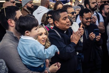 Beytüllahim, Batı Şeria, 25 Aralık 2025 Hristiyan rahipler İsa 'nın Doğumu Kilisesi' nin önünde bir araya gelip din adamları tarafından verilen Noel konseri için alkış ve şarkı söylüyorlar..