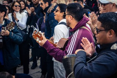 25 Aralık 2025 'te Beytüllahim, Batı Şeria' da, İsa 'nın doğumu Kilisesi' nin dışında Hıristiyan rahipler, Noel 'i neşe ve inanç ruhuyla kutlayarak yerel halk için canlı bir sokak konseri düzenlediler.