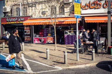 Kudüs, İsrail, 28 Aralık, Kudüs 'ün ana caddesinin başında sokak manzarası, yerel mimari ve günlük yaşamı gözler önüne seriyor..