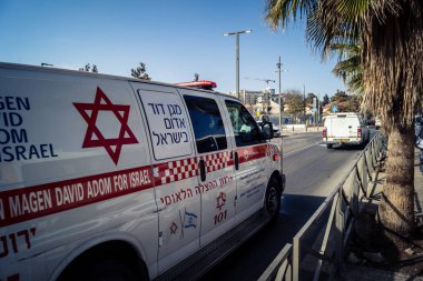 Kudüs, İsrail, 28 Aralık, Magen David Adom (MDA) ambulansı acil durum ışıklarıyla Kudüs, İsrail sokaklarından geçiyor. Kentsel acil servis sahnesi.