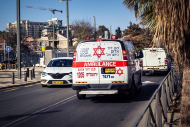 Kudüs, İsrail, 28 Aralık, Magen David Adom (MDA) ambulansı acil durum ışıklarıyla Kudüs, İsrail sokaklarından geçiyor. Kentsel acil servis sahnesi.