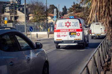 Kudüs, İsrail, 28 Aralık, Magen David Adom (MDA) ambulansı acil durum ışıklarıyla Kudüs, İsrail sokaklarından geçiyor. Kentsel acil servis sahnesi.