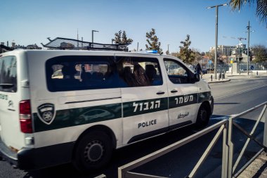 Kudüs, İsrail, 28 Aralık, İsrail polis arabası İsrail 'de Kudüs sokaklarında devriye geziyor.