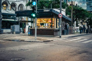 Tel Aviv, İsrail, 28 Aralık 2025. Tel Aviv 'in şehir manzarası ve sokak manzarası antik tarih ve modern gelişimin eşsiz bir karışımını sergiliyor..