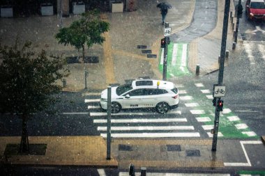 Tel Aviv, İsrail, 29 Aralık 2025. Tel Aviv şehir merkezinde trafik hâlâ yoğun. Tel Aviv 'de tercih edilen ulaşım yolları arasında arabalar ve otobüsler yer alıyor..