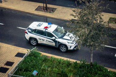 Tel Aviv, İsrail, 29 Aralık 2025. İsrail polis arabası İsrail 'de Tel Aviv sokaklarında devriye geziyor.