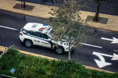 Tel Aviv, İsrail, 29 Aralık 2025. İsrail polis arabası İsrail 'de Tel Aviv sokaklarında devriye geziyor.