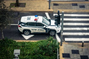 Tel Aviv, İsrail, 29 Aralık 2025. İsrail polis arabası İsrail 'de Tel Aviv sokaklarında devriye geziyor.