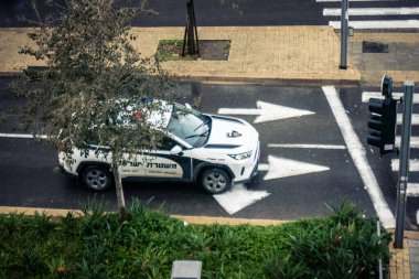 Tel Aviv, İsrail, 29 Aralık 2025. İsrail polis arabası İsrail 'de Tel Aviv sokaklarında devriye geziyor.