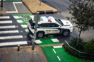 Tel Aviv, İsrail, 29 Aralık 2025. İsrail polis arabası İsrail 'de Tel Aviv sokaklarında devriye geziyor.