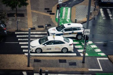 Tel Aviv, İsrail, 29 Aralık 2025. İsrail polis arabası İsrail 'de Tel Aviv sokaklarında devriye geziyor.