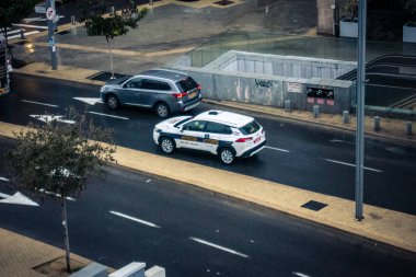 Tel Aviv, İsrail, 29 Aralık 2025. İsrail polis arabası İsrail 'de Tel Aviv sokaklarında devriye geziyor.