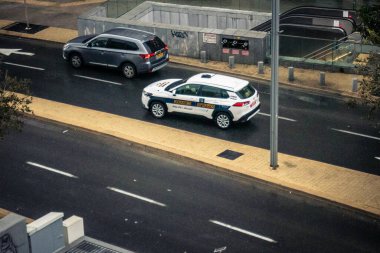 Tel Aviv, İsrail, 29 Aralık 2025. İsrail polis arabası İsrail 'de Tel Aviv sokaklarında devriye geziyor.