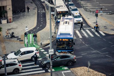 Tel Aviv, İsrail, 28 Aralık 2025. Tel Aviv şehir merkezinde trafik hâlâ yoğun. Tel Aviv 'de tercih edilen ulaşım yolları arasında arabalar ve otobüsler yer alıyor..