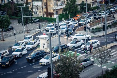 Tel Aviv, İsrail, 28 Aralık 2025. Tel Aviv şehir merkezinde trafik hâlâ yoğun. Tel Aviv 'de tercih edilen ulaşım yolları arasında arabalar ve otobüsler yer alıyor..