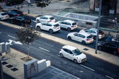 Tel Aviv, İsrail, 28 Aralık 2025. Tel Aviv şehir merkezinde trafik hâlâ yoğun. Tel Aviv 'de tercih edilen ulaşım yolları arasında arabalar ve otobüsler yer alıyor..