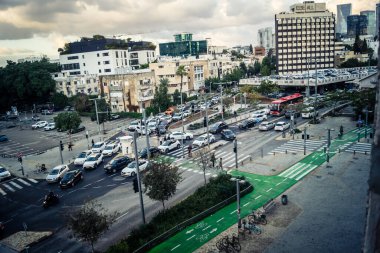 Tel Aviv, İsrail, 28 Aralık 2025. Tel Aviv şehir merkezinde trafik hâlâ yoğun. Tel Aviv 'de tercih edilen ulaşım yolları arasında arabalar ve otobüsler yer alıyor..