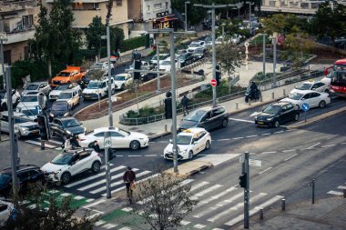 Tel Aviv, İsrail, 28 Aralık 2025. Tel Aviv şehir merkezinde trafik hâlâ yoğun. Tel Aviv 'de tercih edilen ulaşım yolları arasında arabalar ve otobüsler yer alıyor..