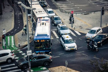 Tel Aviv, İsrail, 28 Aralık 2025. Tel Aviv şehir merkezinde trafik hâlâ yoğun. Tel Aviv 'de tercih edilen ulaşım yolları arasında arabalar ve otobüsler yer alıyor..
