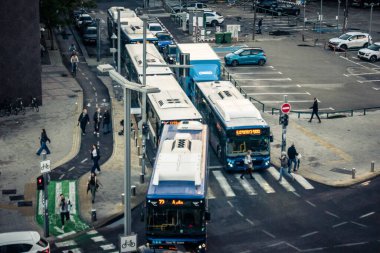 Tel Aviv, İsrail, 28 Aralık 2025. Tel Aviv şehir merkezinde trafik hâlâ yoğun. Tel Aviv 'de tercih edilen ulaşım yolları arasında arabalar ve otobüsler yer alıyor..