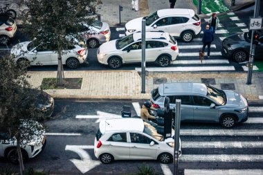 Tel Aviv, İsrail, 28 Aralık 2025. Tel Aviv şehir merkezinde trafik hâlâ yoğun. Tel Aviv 'de tercih edilen ulaşım yolları arasında arabalar ve otobüsler yer alıyor..