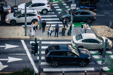 Tel Aviv, İsrail, 28 Aralık 2025. Tel Aviv şehir merkezinde trafik hâlâ yoğun. Tel Aviv 'de tercih edilen ulaşım yolları arasında arabalar ve otobüsler yer alıyor..