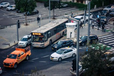 Tel Aviv, İsrail, 28 Aralık 2025. Tel Aviv şehir merkezinde trafik hâlâ yoğun. Tel Aviv 'de tercih edilen ulaşım yolları arasında arabalar ve otobüsler yer alıyor..