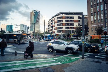 Tel Aviv, İsrail, 28 Aralık 2025. Tel Aviv şehir merkezinde trafik hâlâ yoğun. Tel Aviv 'de tercih edilen ulaşım yolları arasında arabalar ve otobüsler yer alıyor..