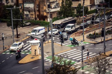 Tel Aviv, İsrail, 29 Aralık 2025. Tel Aviv şehir merkezinde trafik hâlâ yoğun. Tel Aviv 'de tercih edilen ulaşım yolları arasında arabalar ve otobüsler yer alıyor..