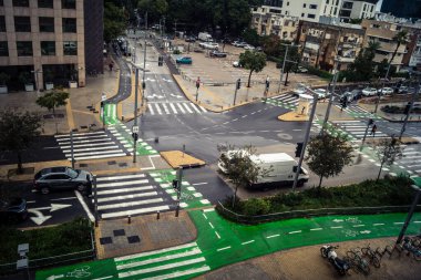 Tel Aviv, İsrail, 29 Aralık 2025. Tel Aviv şehir merkezinde trafik hâlâ yoğun. Tel Aviv 'de tercih edilen ulaşım yolları arasında arabalar ve otobüsler yer alıyor..