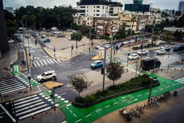 Tel Aviv, İsrail, 29 Aralık 2025. Tel Aviv şehir merkezinde trafik hâlâ yoğun. Tel Aviv 'de tercih edilen ulaşım yolları arasında arabalar ve otobüsler yer alıyor..