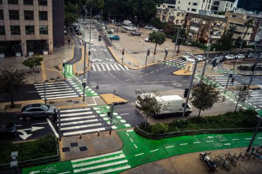 Tel Aviv, İsrail, 29 Aralık 2025. Tel Aviv şehir merkezinde trafik hâlâ yoğun. Tel Aviv 'de tercih edilen ulaşım yolları arasında arabalar ve otobüsler yer alıyor..
