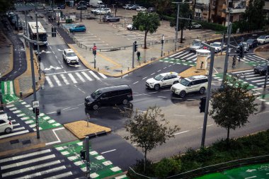 Tel Aviv, İsrail, 29 Aralık 2025. Tel Aviv şehir merkezinde trafik hâlâ yoğun. Tel Aviv 'de tercih edilen ulaşım yolları arasında arabalar ve otobüsler yer alıyor..