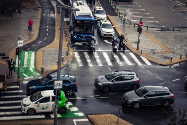 Tel Aviv, İsrail, 29 Aralık 2025. Tel Aviv şehir merkezinde trafik hâlâ yoğun. Tel Aviv 'de tercih edilen ulaşım yolları arasında arabalar ve otobüsler yer alıyor..