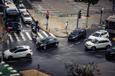 Tel Aviv, İsrail, 29 Aralık 2025. Tel Aviv şehir merkezinde trafik hâlâ yoğun. Tel Aviv 'de tercih edilen ulaşım yolları arasında arabalar ve otobüsler yer alıyor..