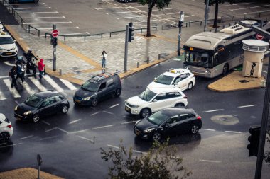 Tel Aviv, İsrail, 29 Aralık 2025. Tel Aviv şehir merkezinde trafik hâlâ yoğun. Tel Aviv 'de tercih edilen ulaşım yolları arasında arabalar ve otobüsler yer alıyor..