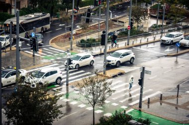 Tel Aviv, İsrail, 29 Aralık 2025. Tel Aviv şehir merkezinde trafik hâlâ yoğun. Tel Aviv 'de tercih edilen ulaşım yolları arasında arabalar ve otobüsler yer alıyor..