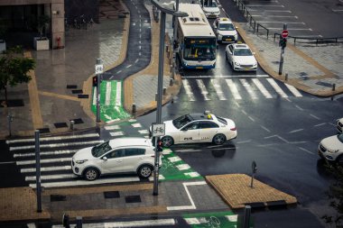 Tel Aviv, İsrail, 29 Aralık 2025. Tel Aviv şehir merkezinde trafik hâlâ yoğun. Tel Aviv 'de tercih edilen ulaşım yolları arasında arabalar ve otobüsler yer alıyor..