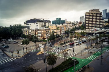 Tel Aviv, İsrail, 29 Aralık 2025. Tel Aviv şehir merkezinde trafik hâlâ yoğun. Tel Aviv 'de tercih edilen ulaşım yolları arasında arabalar ve otobüsler yer alıyor..