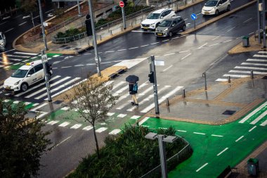 Tel Aviv, İsrail, 29 Aralık 2025. Tel Aviv şehir merkezinde trafik hâlâ yoğun. Tel Aviv 'de tercih edilen ulaşım yolları arasında arabalar ve otobüsler yer alıyor..