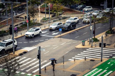 Tel Aviv, İsrail, 29 Aralık 2025. Tel Aviv şehir merkezinde trafik hâlâ yoğun. Tel Aviv 'de tercih edilen ulaşım yolları arasında arabalar ve otobüsler yer alıyor..